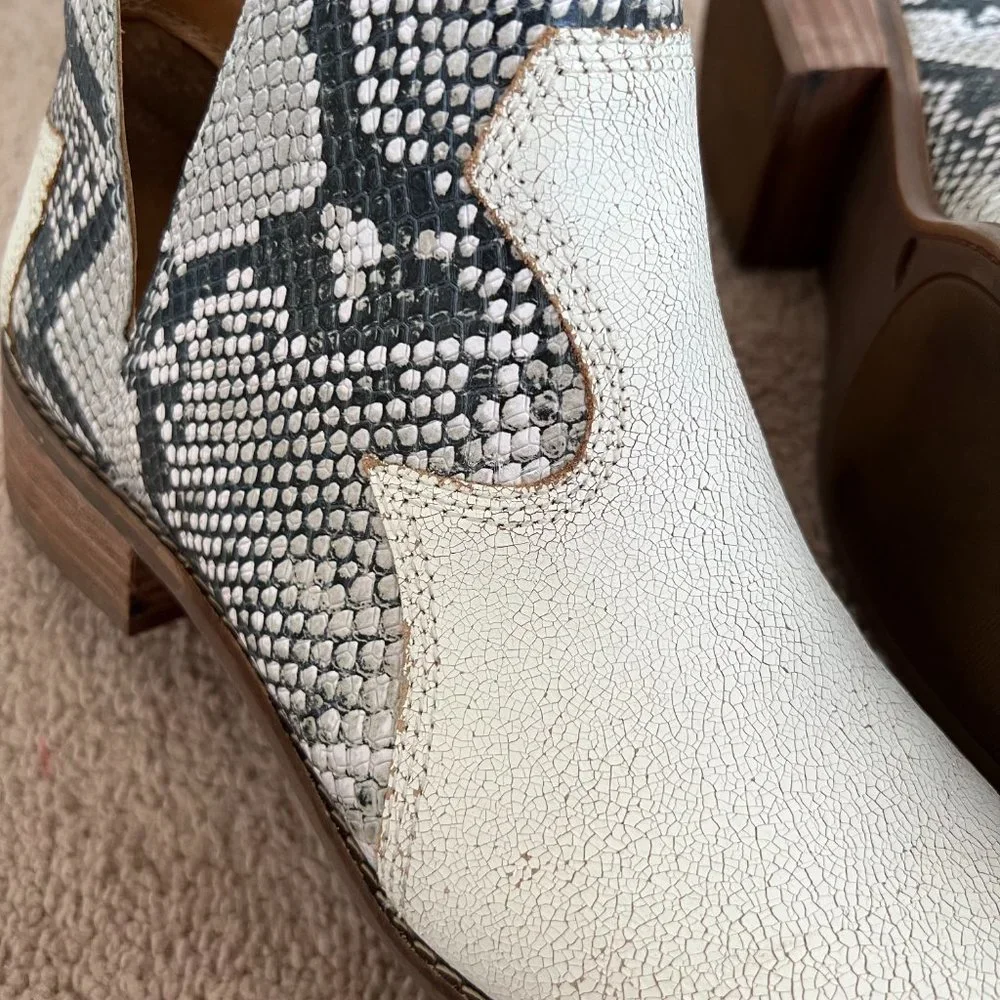 Lucky Brand Leymon Milk Weathered White Snakeskin Boots Size 9